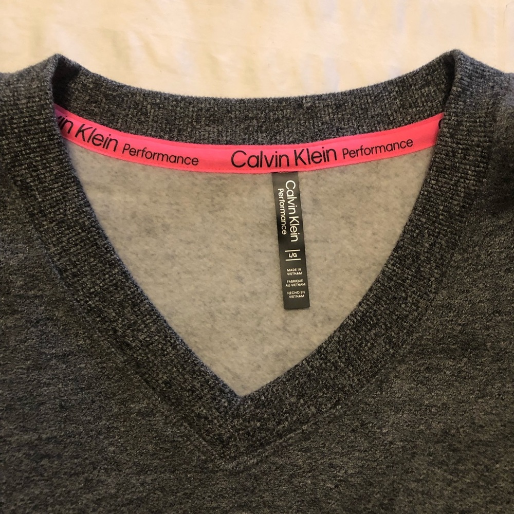 Calvin Klein cropped v-neck sweater, like new - Picture 3 of 3